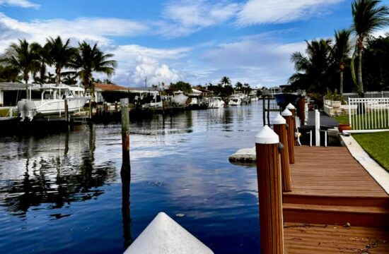 Un quai de vacances avec un bateau dans les eaux de la Floride.