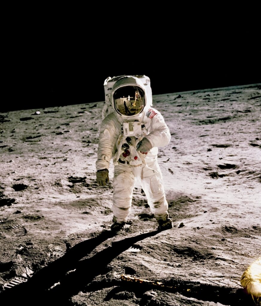 Un homme en combinaison spatiale explore la lune lors d'une visite.