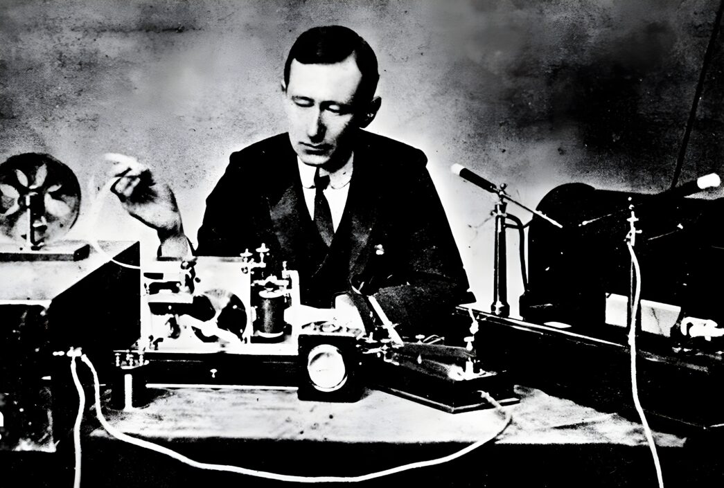 Guglielmo Marconi, reconnu comme étant l'un des inventeurs de la radio, devant son équipement en 1901. PHOTO : La Presse canadienne