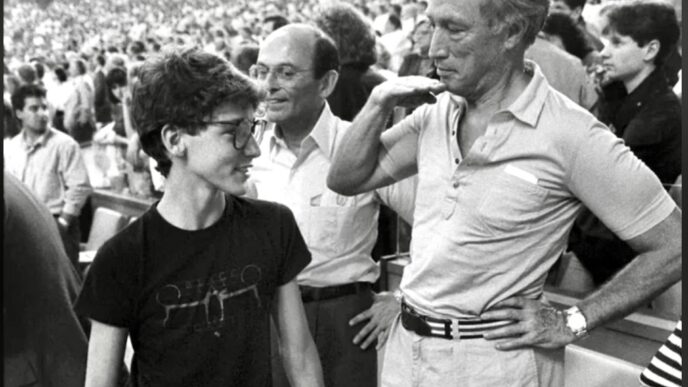 Justin avec Pierrre Trudeau lors d'une partie de baseball des Expos de Montréal le 20 avril 1987.