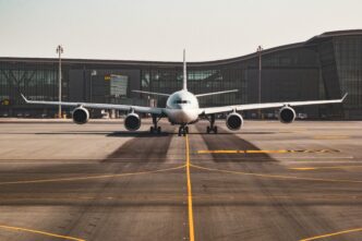 Avion et frais cachés : Crédit photo @Bao Menglong. Unsplash
