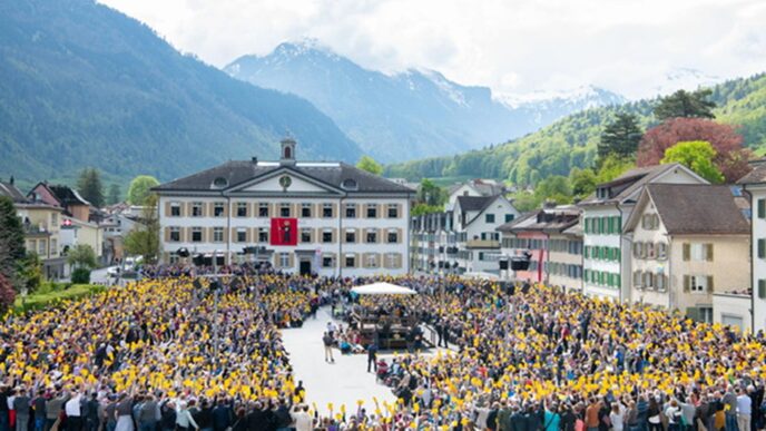 La Landsgemeinde à Glaris Forme ancestrale de démocratie directe, les citoyens votent à main levée sur la place publique. Une tradition vivante unique en Suisse.