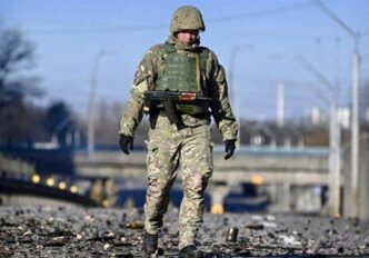 Soldat ukrainien en position à Kyiv. Un soldat ukrainien en uniforme, incarnant la résistance face à l'agression. Crédit photo