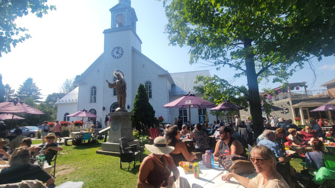 Une foule hétéroclite de « disciples » s’attroupent chaque vendredi autour de la Fromagerie du Presbytère pour déguster fromages, vin, bière, charcuterie et autres délices. Crédit photo @Roger Clavet